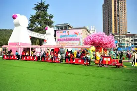 “新春开门红”，湖北夷陵：亲子游乐园新春开业受热捧图片