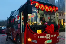 90后夫妻用公交车当婚车：比传统婚车更热闹有趣，租豪车没有任何意义图片