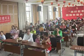 “小小工程师”探秘科学奥秘 巧制液压挖掘机玩转趣味科学图片