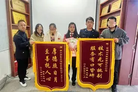 女孩车内晕倒！她“教科书式”急救！图片