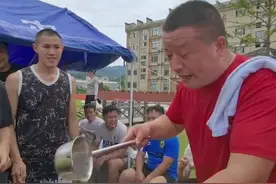 这碗面的配方是热腾腾的爱！河南大哥到榕江架起大锅送烩面图片