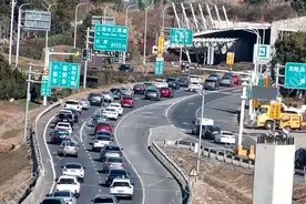 “空中交警”助力事故快处，浦东警方全力守护G1503高东收费站有序通行图片