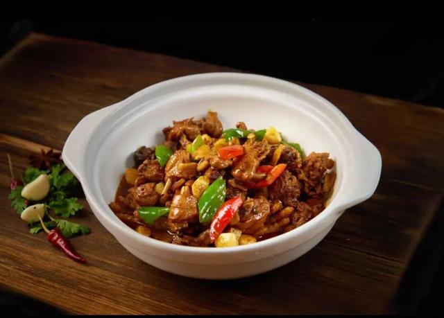 武汉人太会了！烧烤店抬头就是黄鹤楼