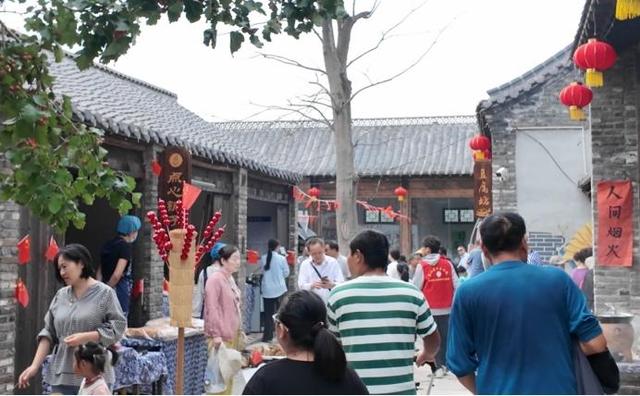 泰山炊烟巷迎来国庆首日“开门红”游客沉浸体验“家门口的温暖团圆”