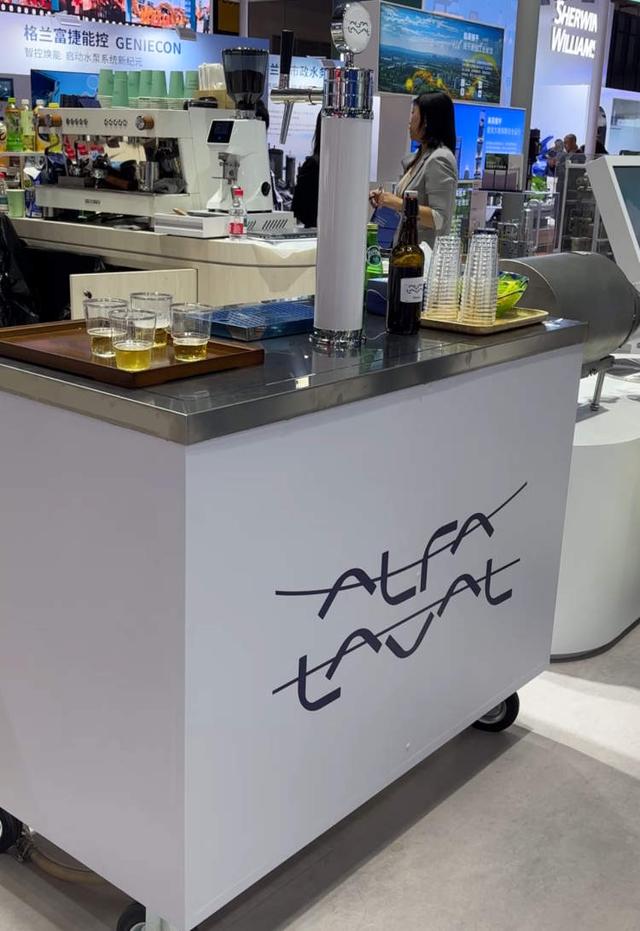 《流浪地球》同款无人卡车、浓缩掉啤酒80%水分的技术、没有方向盘的特斯拉出租车……今年进博会有多酷炫？｜进博Hi科技