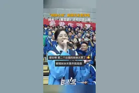 “眼镜小妹”戴国风发簪演唱 网友：《青花瓷》还可以这么甜图片