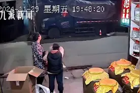 全网泪目！1岁男童看完烟花，在妈妈怀中离世……图片