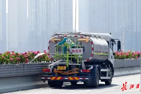 芦德明：自制两款“神器”呵护街头花木图片