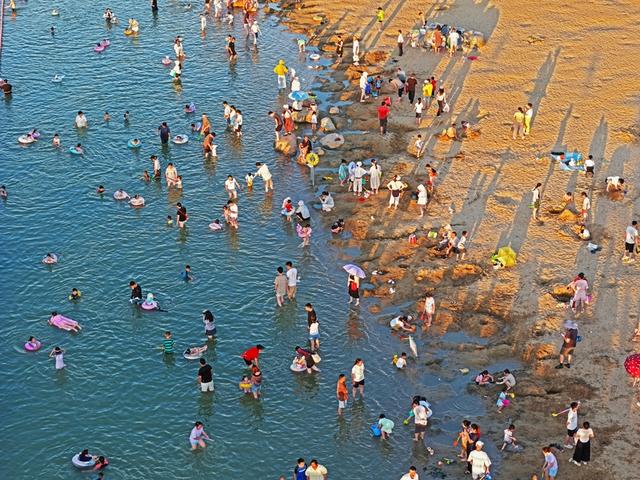 安徽芜湖市民游客在海边消暑 乐享清凉夏日