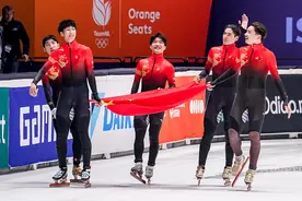 中国短道速滑队主教练张晶：队员有能力理性自主地应对批评图片