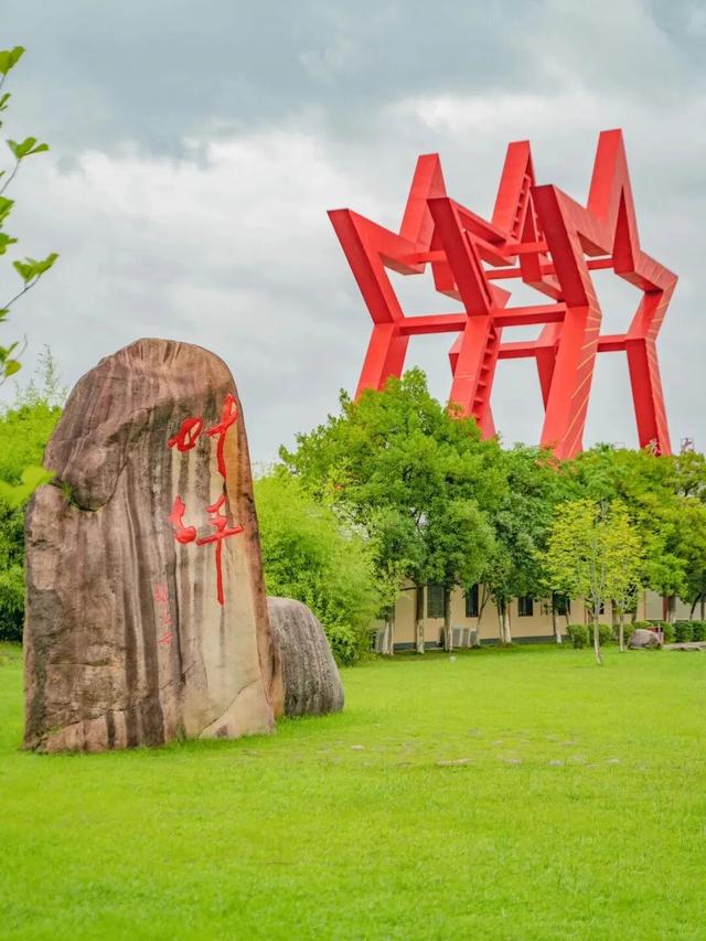 装点此关山，今朝更好看