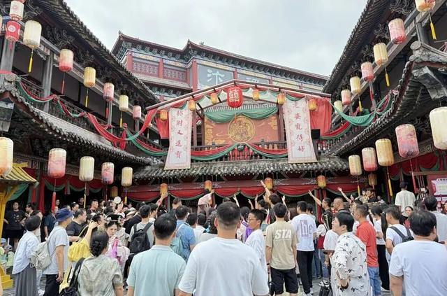 国庆首日，东阳这里开启“人从众”模式！