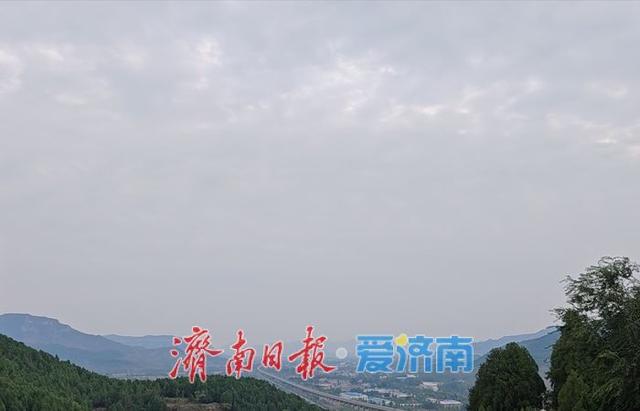 铁轨织就的通明山秋意