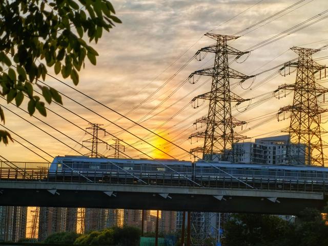 奇观！今早北京的天空出现“彩虹”，你看到了吗？