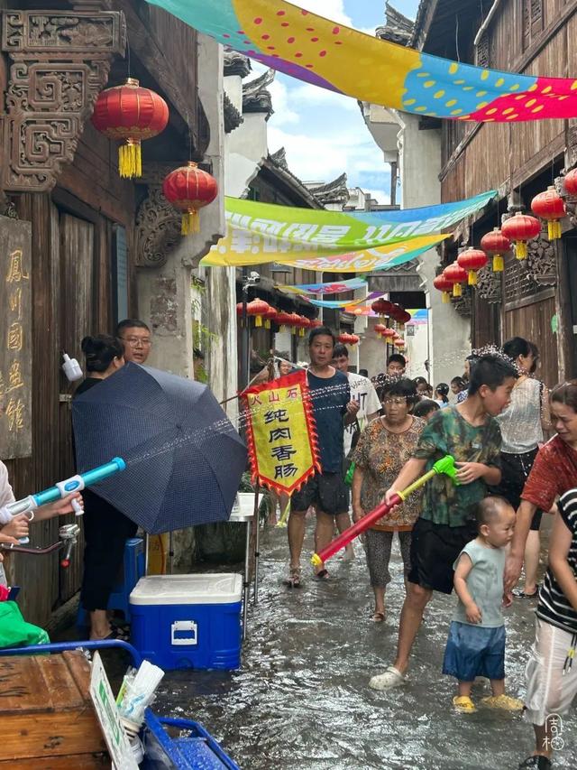浙江有自己的“泼水节”！三大古镇“洗街”“踩水”消夏解暑