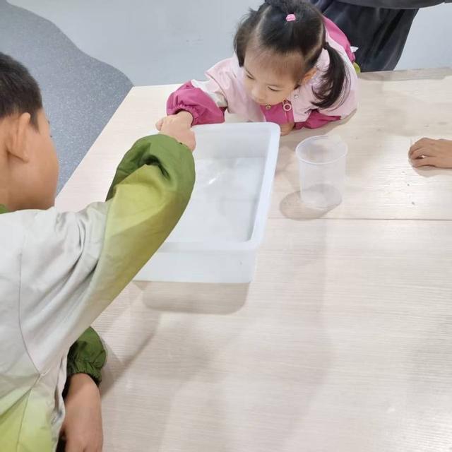 枝江科技馆 “水中藏物” 活动带孩子读懂光的奥秘