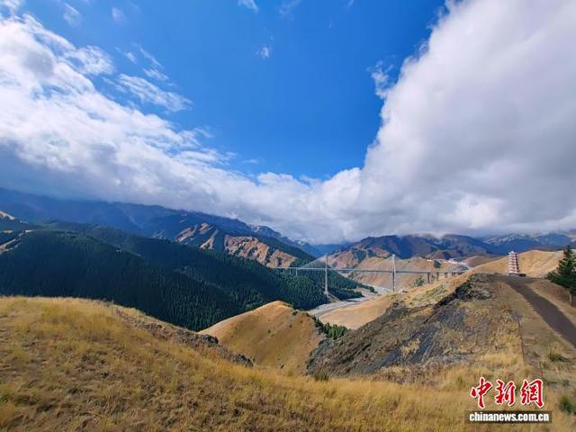雨后新疆果子沟景区犹如水墨画