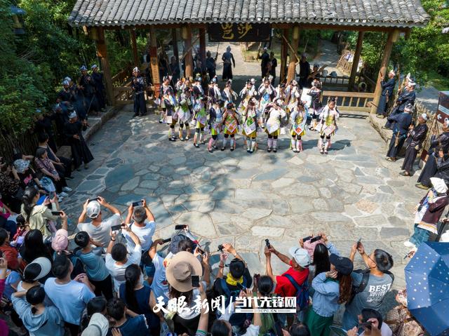 贵州岜沙苗寨迎来暑期旅游旺季
