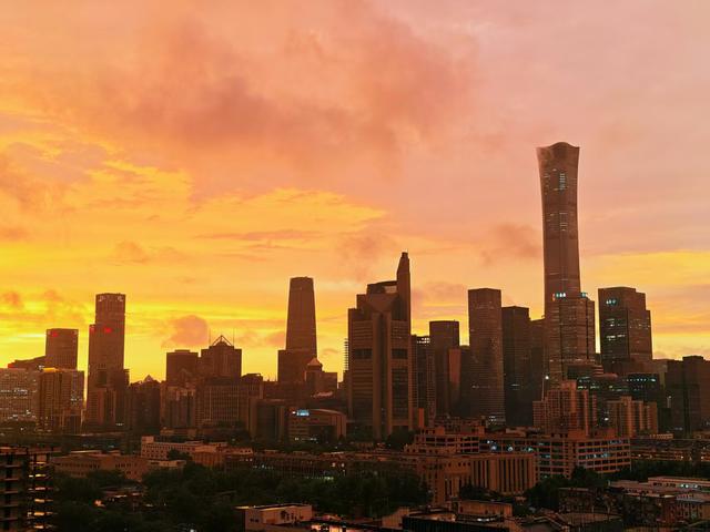 雨后看见彩虹！北京晚霞金光漫天！