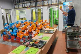 当围裙取代围兜 这所幼儿园把“劳动”刻进小面团里图片