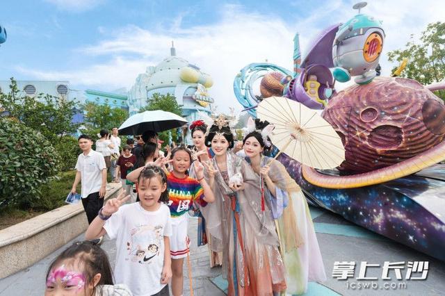 湘江欢乐海洋国潮来袭，水下“嫦娥奔月”引爆双节人气丨组图