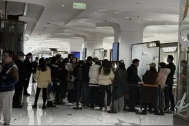 老铺黄金调价前夕现“抢购潮”，上市8个月股价飙升超10倍图片