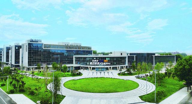 从“单点突破”到“集群跃迁”——鹿泉区谱写电子信息产业发展新篇章