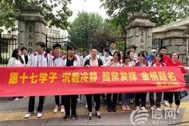 直击高考：90岁奶奶坐轮椅来给孙子送考图片