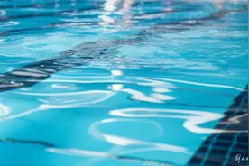 专家解读男童游泳馆溺亡事件：救生员若擅离职守涉重大责任事故罪图片