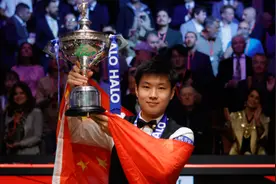 赵心童改写历史，中国选手首捧斯诺克世锦赛奖杯图片