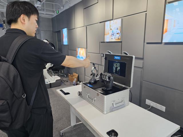 可租可售 全球首个机器人6S店深圳龙岗开业