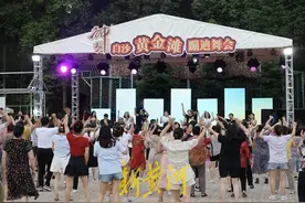 黄金滩“中老年迪斯科”:生活若无解，那就去蹦迪图片