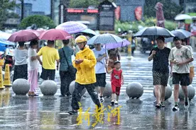 泉城迎降雨，外卖骑手风雨中不停歇 | 镜相图片