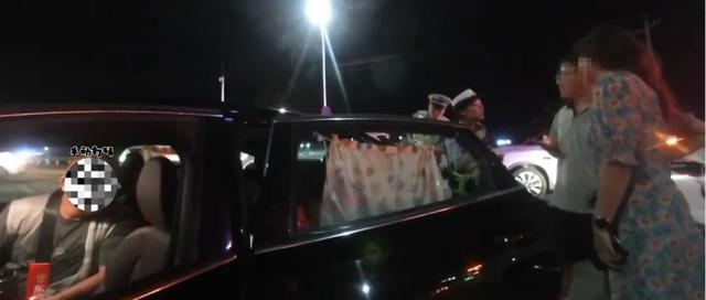 速看！贵州公安交警闪现“自然凉·毕燃嗨”大狂欢活动现场，还带来了警小熊｜两公布一提示