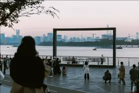 黄浦江畔惊现大型画框！画框内外的交通世界您了解吗图片