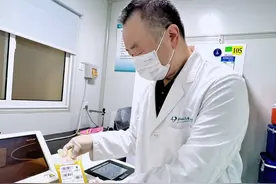 既是“输血人”，也是献血者——青岛市妇女儿童医院输血科苏乃伦：血色年轮里的生死担当图片