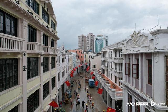 当霓虹遇见雕花窗：一条百年步行街的时空对话