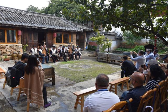 中外嘉宾边走边看边点赞：沉浸式体验丽江文旅与非遗魅力