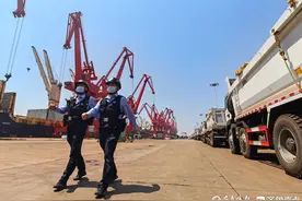 450辆国产卡车从岚山口岸走出国门图片