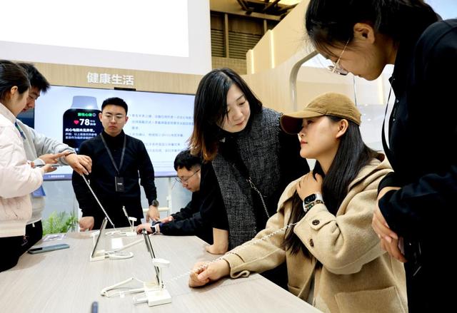 财经聚焦丨智能穿戴产品如何从“破圈”向加速普及迈进？