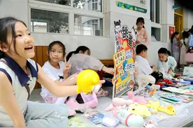 郑州市二七区建新街小学：心灵手巧传温情 爱心义卖润心田图片