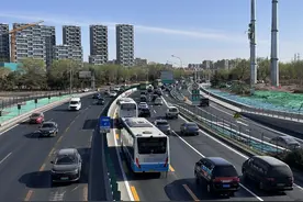 拓宽道路、优化公交道，京港澳高速杜家坎堵点提速一倍图片