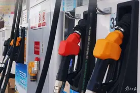 油价今年首次搁浅，美国加征关税叠加利空，下轮油价可能要跌图片