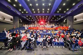 当一群脑瘫学校的孩子去看了电影《小小的我》图片
