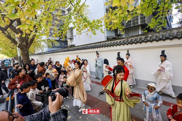 人从众！荆州这条街上“长”满了人……