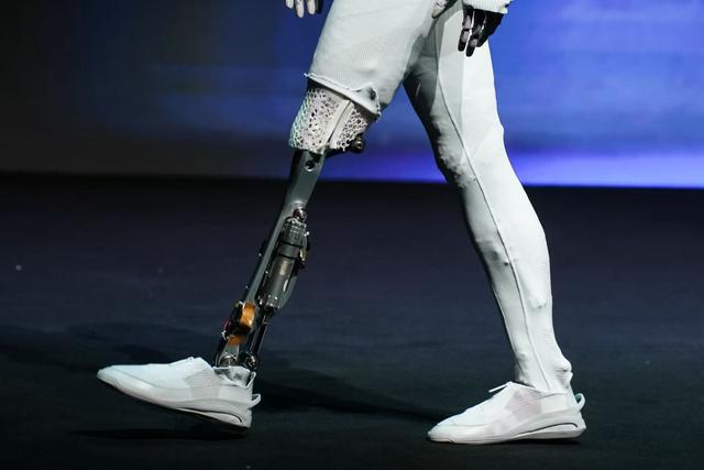 一个“猫步”引发的一场自证：小鹏机器人何以这样走？