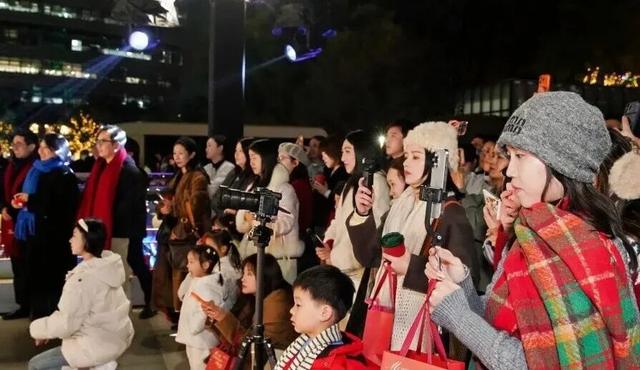 氛围感拉满！金虹桥商场化身“苹果小镇”