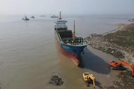 上海长兴岛废弃船只已被拖离，此前在网上走红有人攀船打卡图片