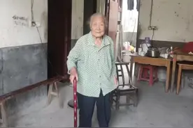 94岁“凉茶奶奶”坚持36年免费，村民写下山歌：桥头烧了一缸茶，路人喝了都念她图片