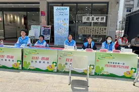 北山街道将政务服务窗口“搬”到市集图片